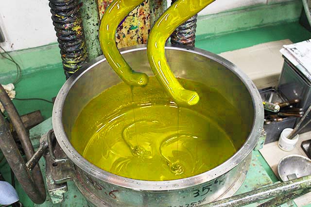 材料を混ぜ合わせる