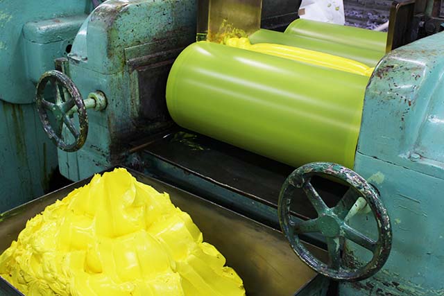 絵具を練り上げる